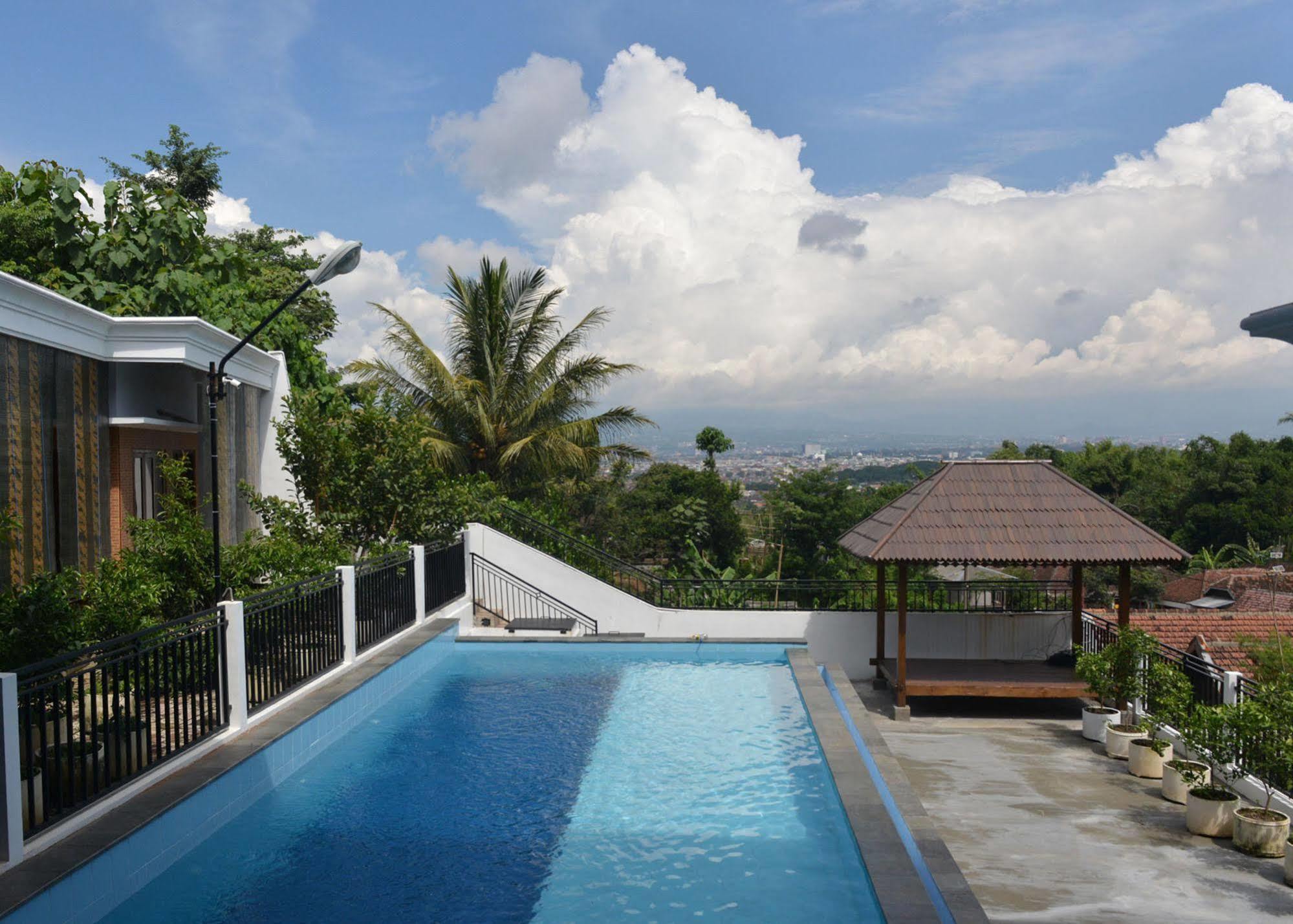 Malang Hill Syariah Redpartner Hotel Buitenkant foto