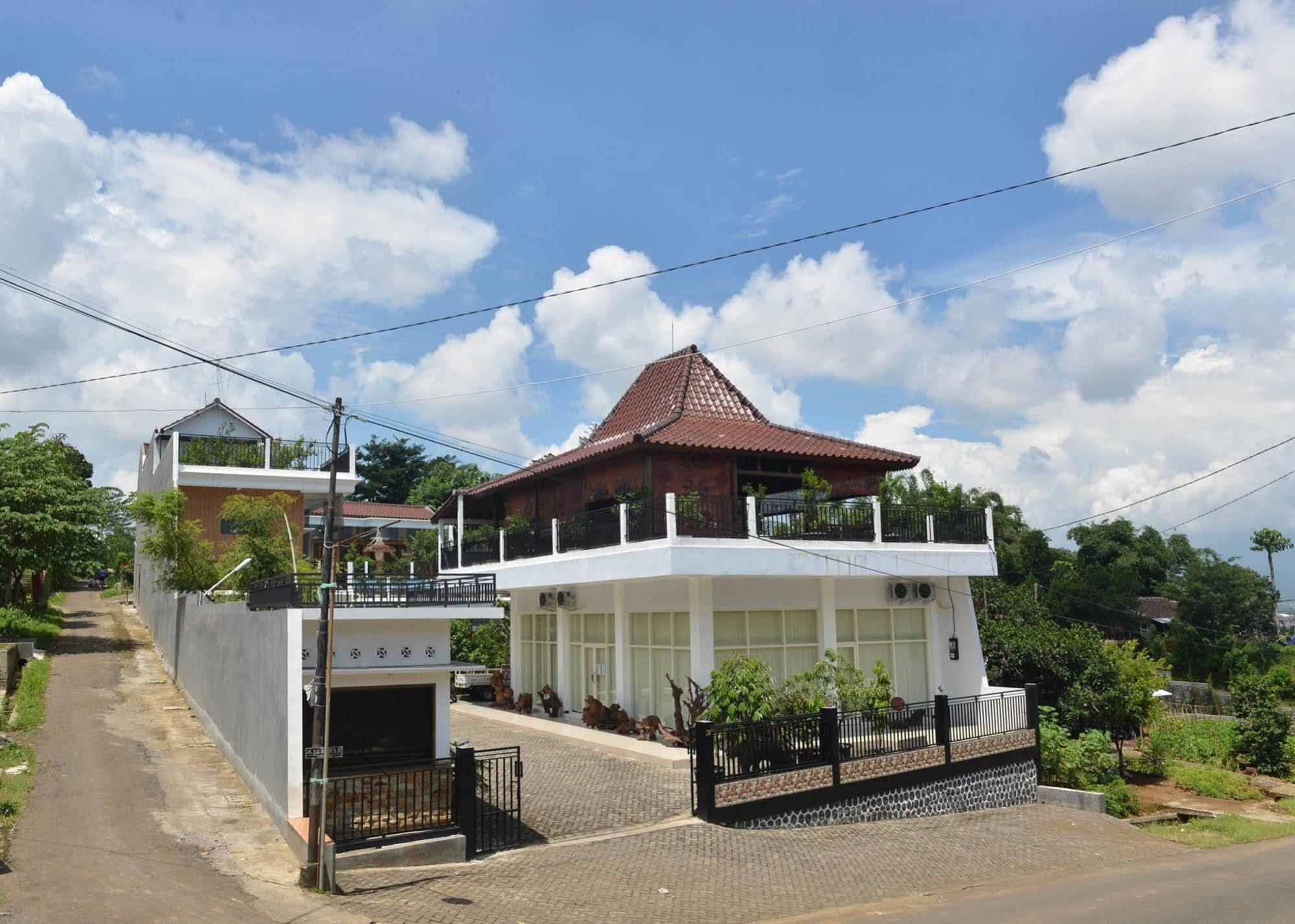 Malang Hill Syariah Redpartner Hotel Buitenkant foto