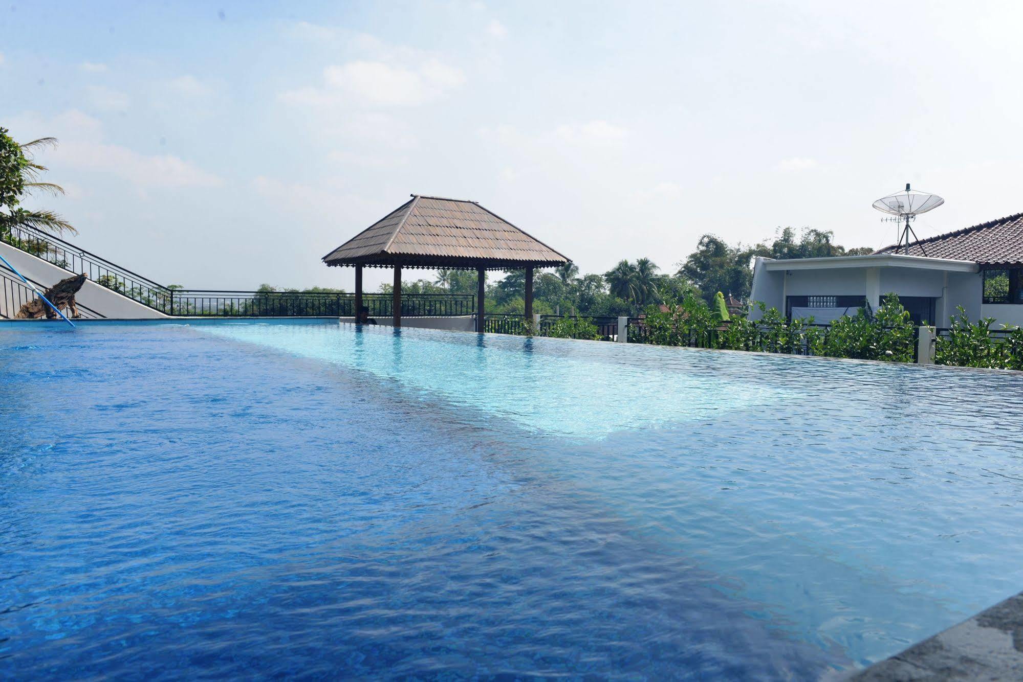 Malang Hill Syariah Redpartner Hotel Buitenkant foto