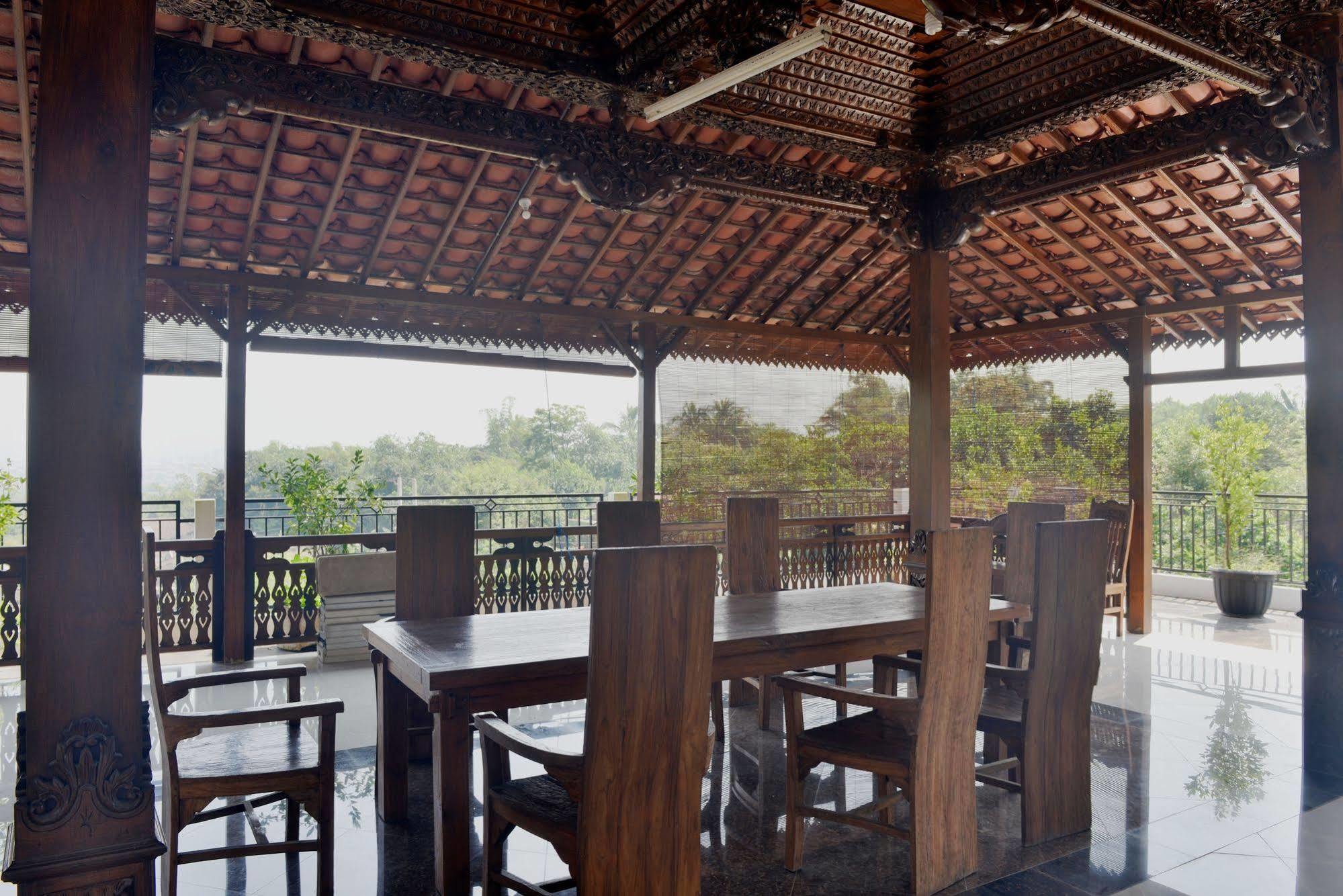 Malang Hill Syariah Redpartner Hotel Buitenkant foto